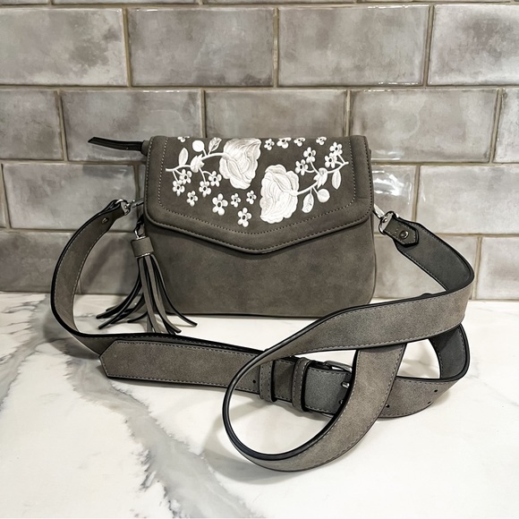 NWT Francesca’s Accessories Alana Crossbody w/ Flowers - Gray/White - Picture 2 of 5